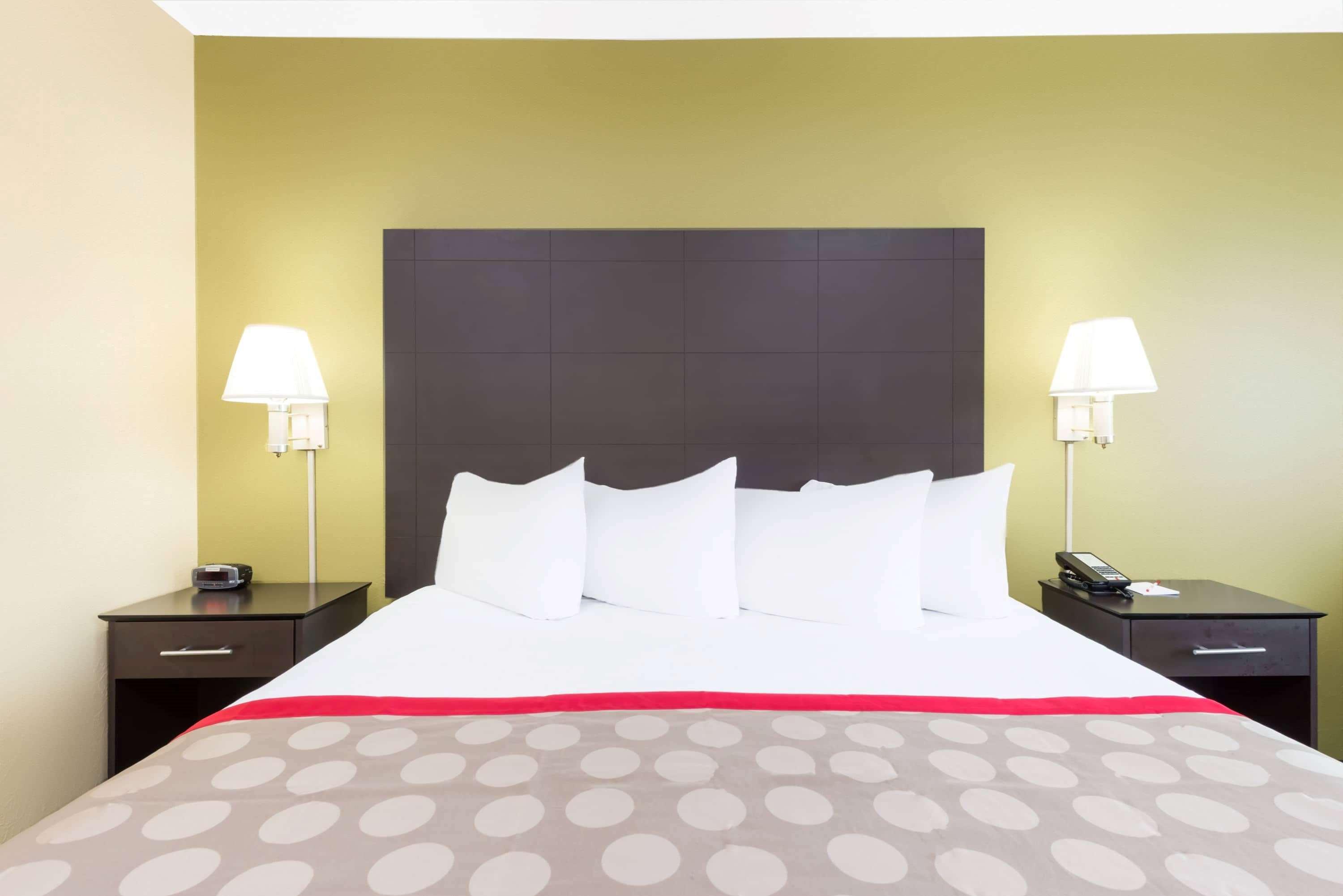 Ramada By Wyndham Vandalia Exterior photo