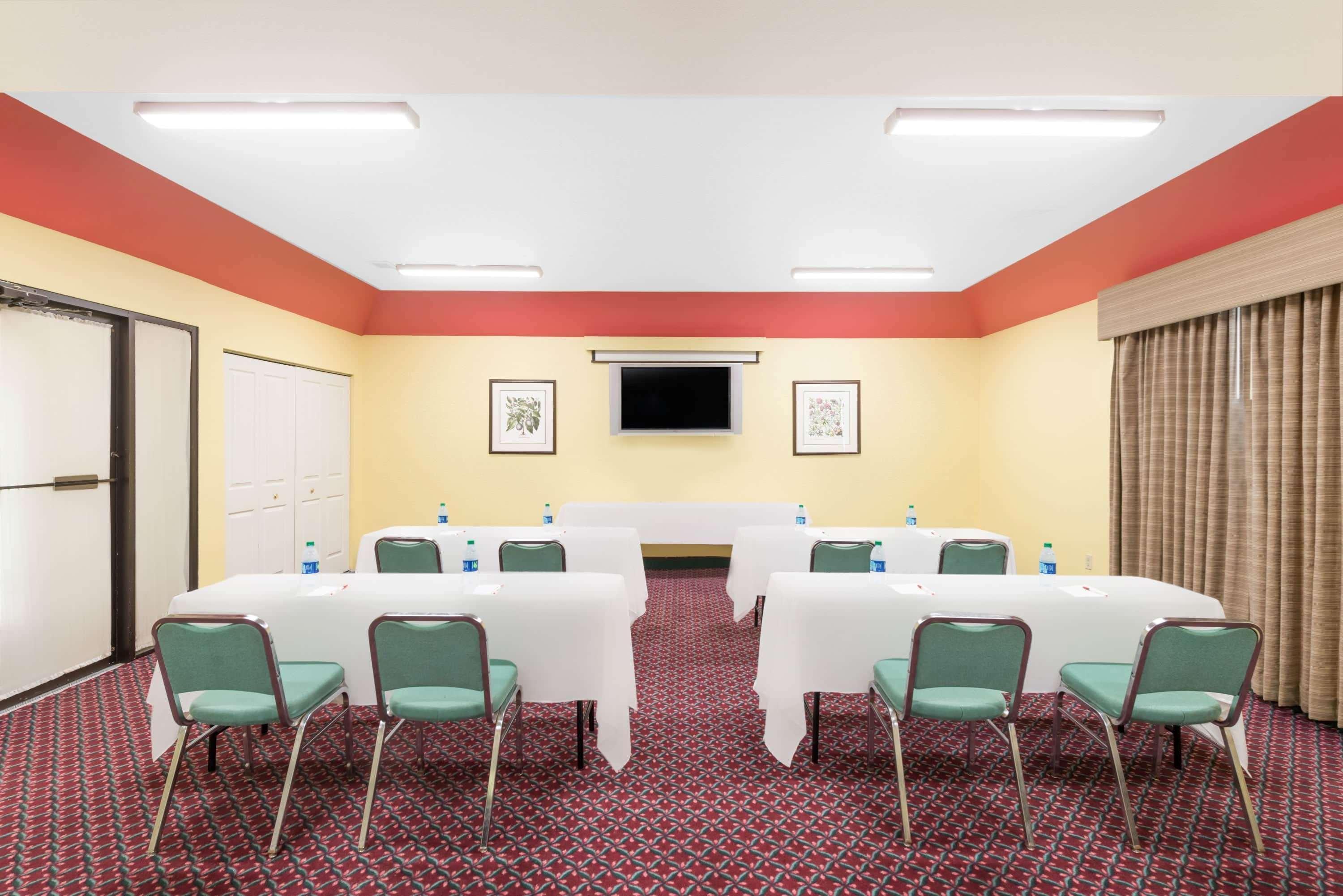 Ramada By Wyndham Vandalia Exterior photo