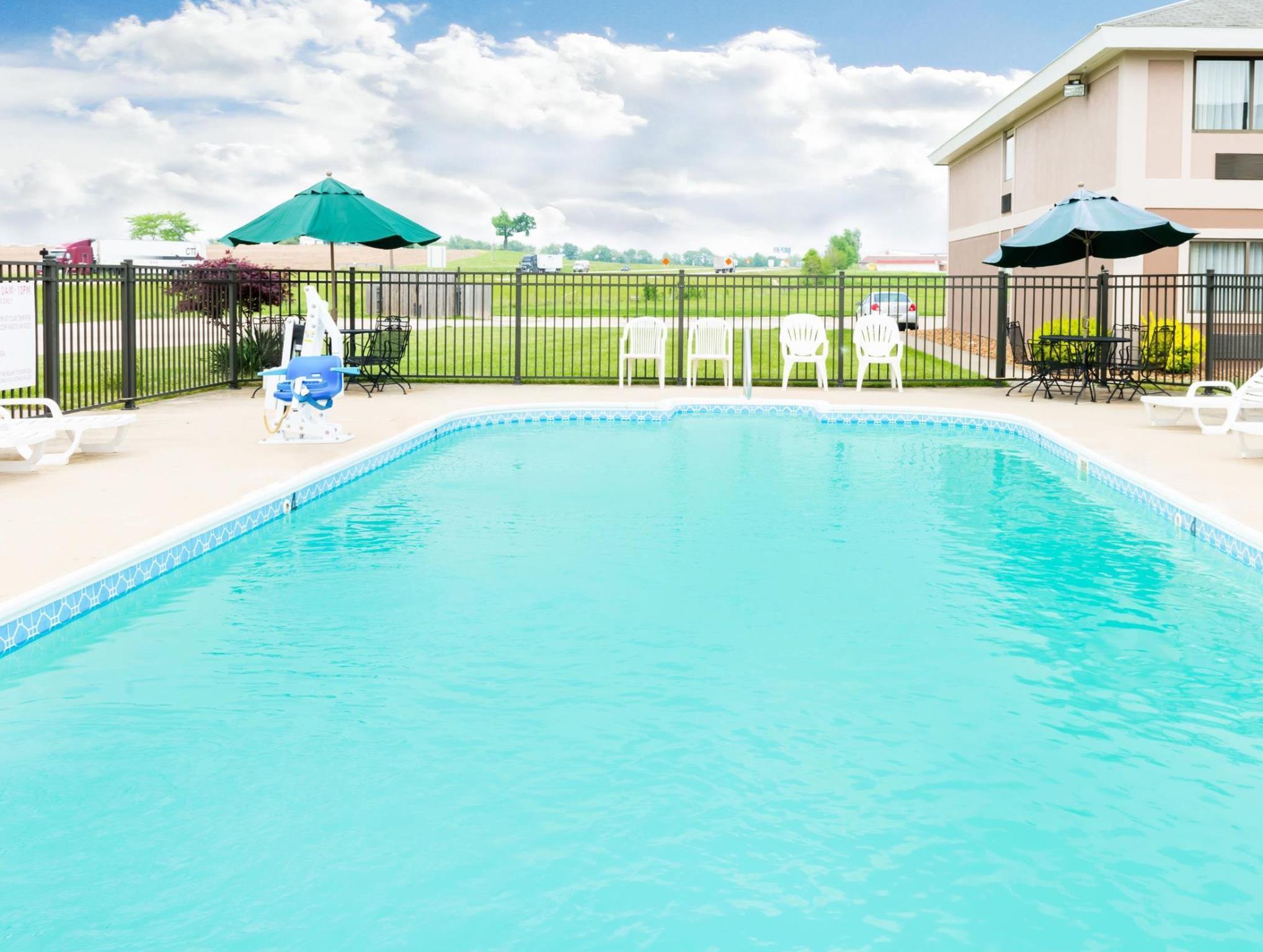 Ramada By Wyndham Vandalia Exterior photo