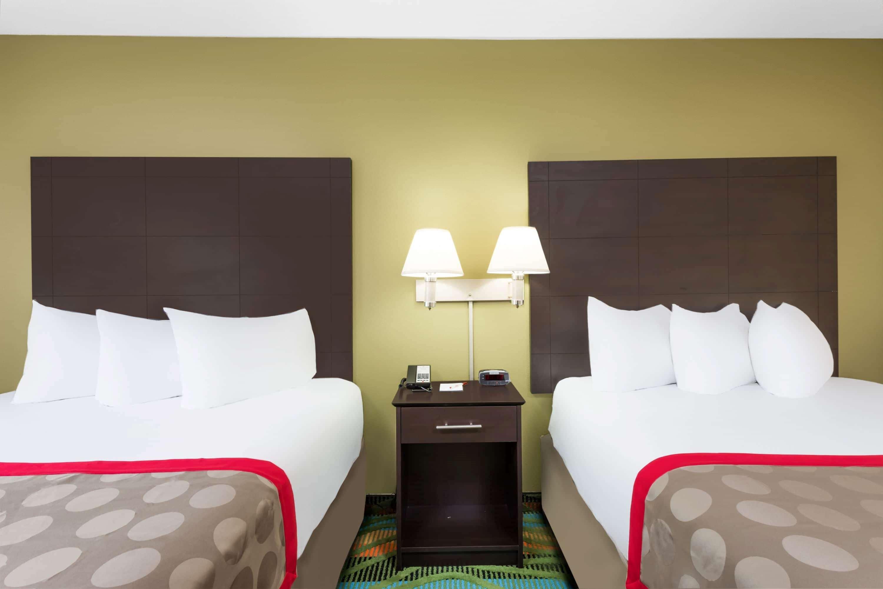 Ramada By Wyndham Vandalia Exterior photo