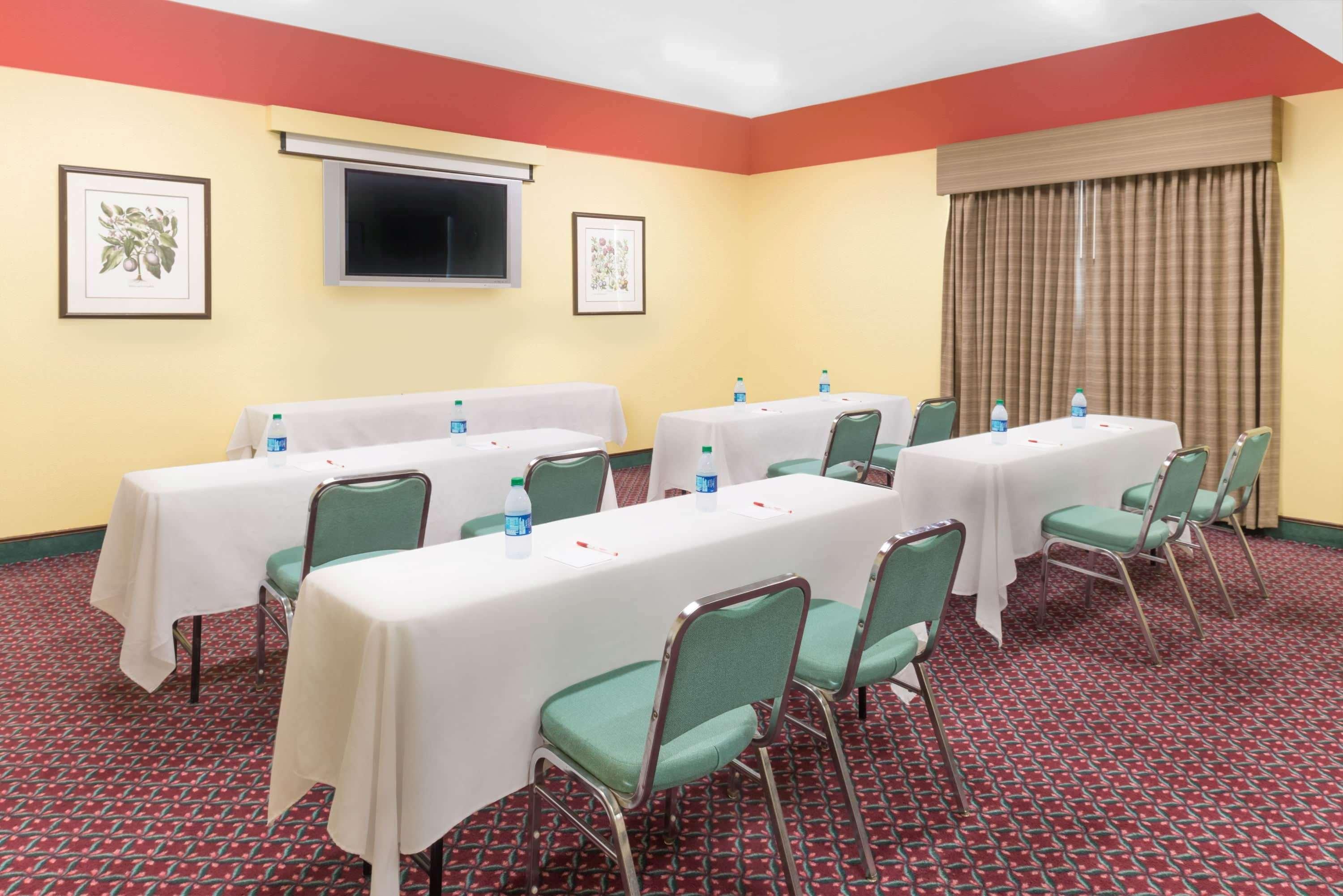 Ramada By Wyndham Vandalia Exterior photo