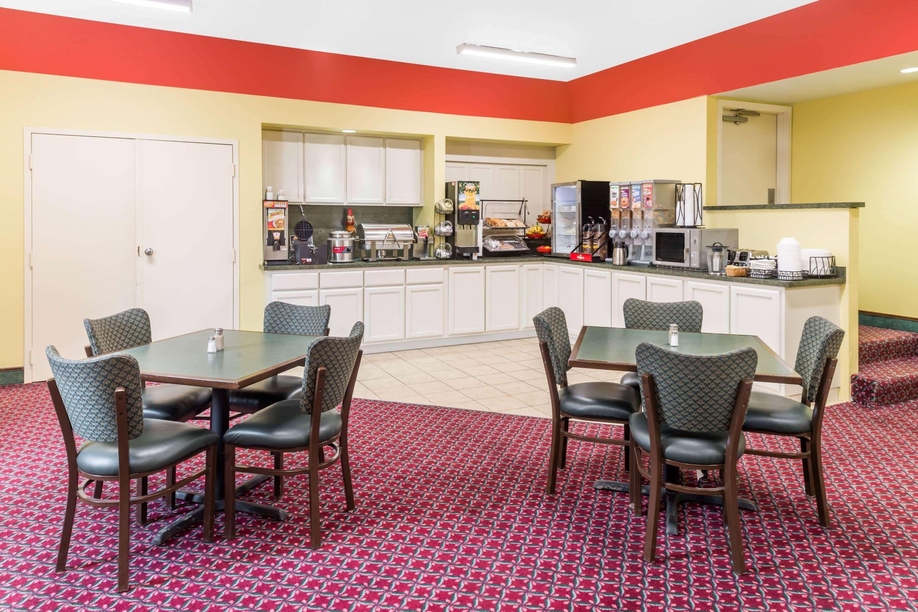 Ramada By Wyndham Vandalia Exterior photo
