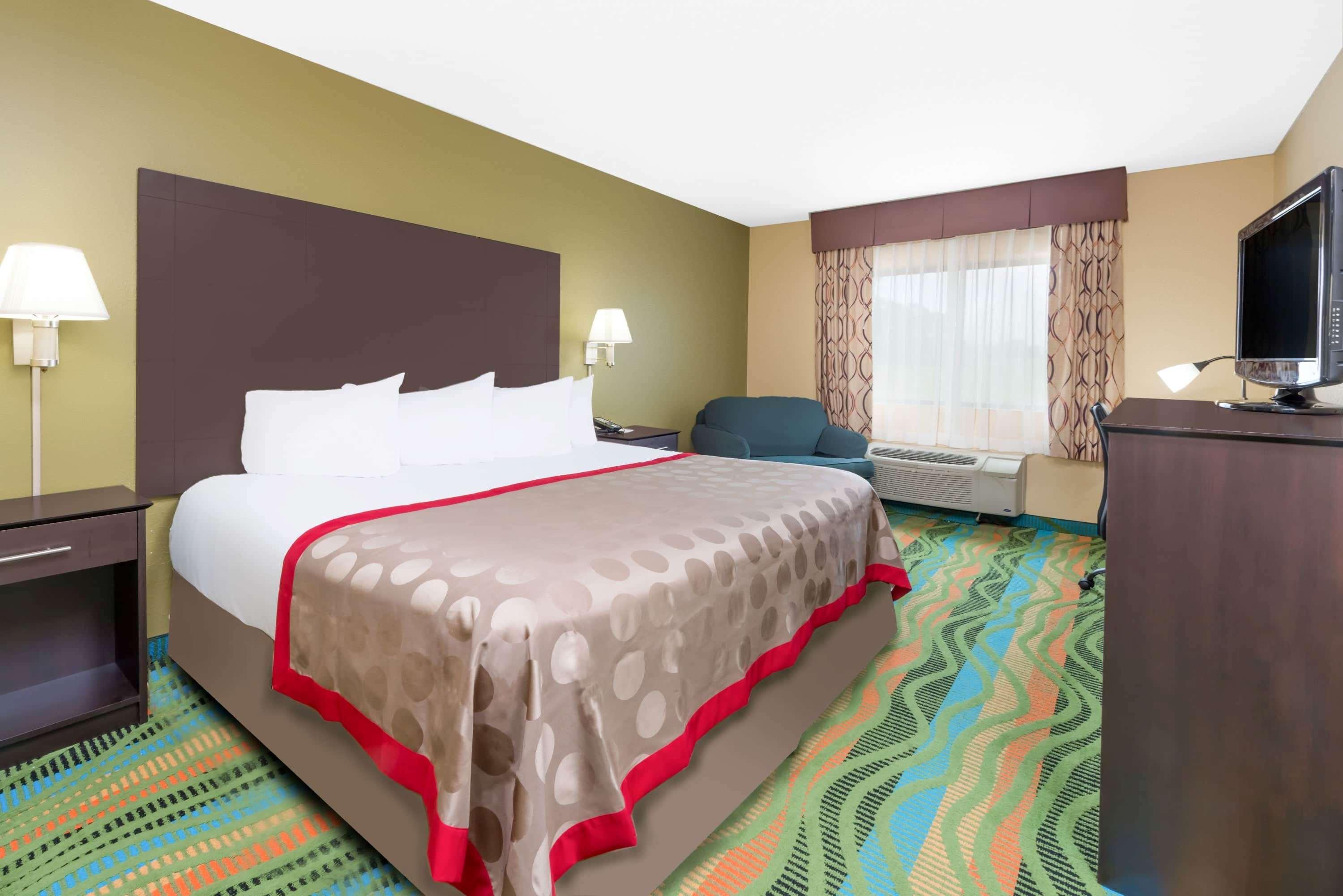 Ramada By Wyndham Vandalia Exterior photo